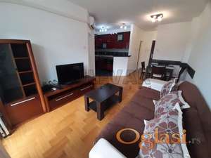 Izdajaje se jednoiposoban namešten stan u centru na keju, 42m2, garažno mesto