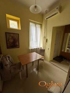 Nameštena garsonjera u STROGOM CENTRU GRADA