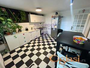 Na jednoj od najlepših i najmirnijih lokacija na Adicama, u potpunoj privatnosti i okružena zelenilom, nalazi se bajkovita porodična kuća