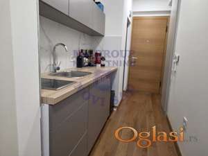 Izdaje se poslovni prostor površine 22 m², smešten u samom centru grada, u modernoj novogradnji.