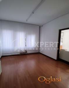 Izdaje se odličan poslovni prostor u centru Niša, kod Pravnog fakulteta, 94m2