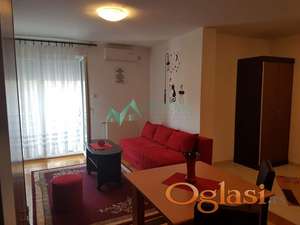 Odlična nameštena garsonjera u srcu grada! Useljivo! 