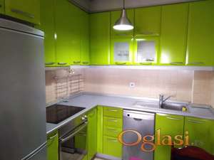 Male režije, etažno grejanje na radijatore, prelep namešten stan