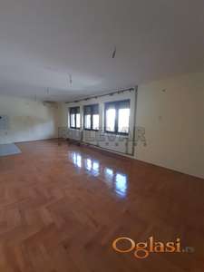 Izdaje se troiposoban nenamešten stan u kući kod Durlanske pijace, 90m2