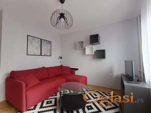 Izdaje se jednoiposoban stan na odličnoj lokaciji – Grbavica, 45 m²