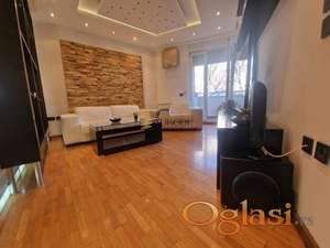 Lux 2.5 stan kod Arene