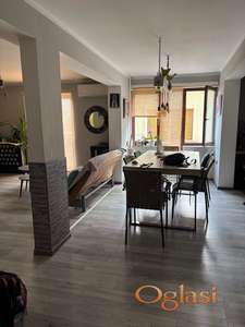 Četvorosoban renoviran stan u pešačkoj zoni