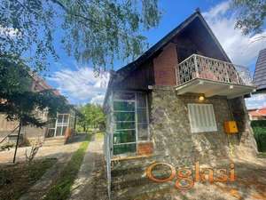 Dve vikendice na dve parcele u Cortanovcima