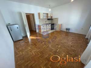 Odlična garsonjera na Bulevaru Evrope