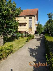 Kać - dve  kuće + ekonomsko dvorište - top lokacija - izlaz na dve ulice!