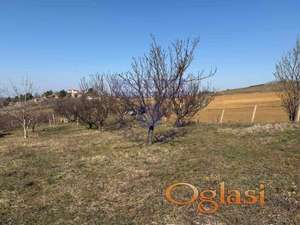 Plac za vikend kuću sa prelepim pogledom i dosta voćki