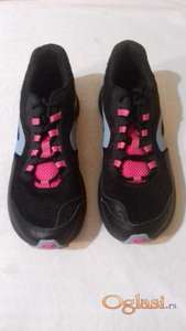 PRODAJE 2 PARA PATIKA