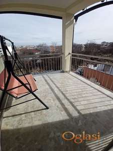 Uknjizen nov opremljen dvoiposoban stan u Petrovaradinu