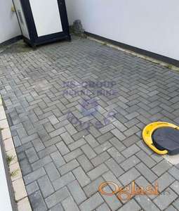 Grbavica - parking u dvorištu