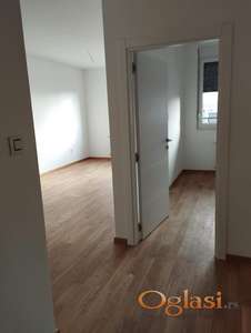 Izdaje se nov 1.5 stan sa terasom i liftom - Liman 5