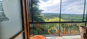 Vikend kuća u prirodi, na uzvišici, okružena četinarima