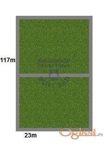 Plac u centru sela, okolo kuće.