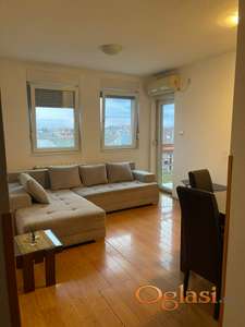 Lep dvosoban stan blizu centra