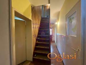 Porodična kuća, izvornog stanja, na lokaciji u blizini centra.