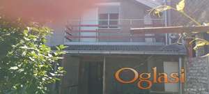 prodajem polovinu dvojne kuće