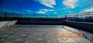 ČETVOROSOBAN STAN SA VELIKOM GRATIS KROVNOM TERASOM i TRI PARKING MESTA