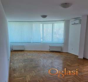 Novi Sad - Prezident zgrada - četvorosoban prazan stan za poslovni prostor - 800 eura