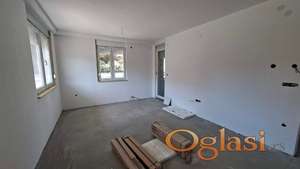 Novo sa pdv-om, brzo useljivo. Top lokacija za život.