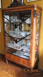 Stilska ukrasna vitrina