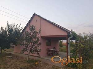 Fantastičan plac na kome se nalazi 500 kajsija, 400 čokota vinove loze, na samo 300m od glavnog puta i 5 minuta vožnje od auto-puta. Vikendica smeštena u srcu placa, funkcionalna i spremna za korišćenje i uživanje.