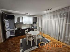 VRACAR STAN SA GARAZNIM MESTOM