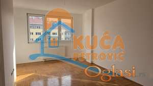 Izdaje se nenamešten stan na Bulevaru, 63m2