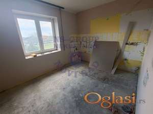 Na prodaju spratna porodična kuća na Klisi - Slana Bara.