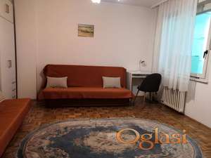 U ulici Branimira Ćosića izdajem lep, uredan, kompletno opremljen stan, sa dobrim grejanjem