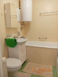 U ulici Branimira Ćosića izdajem lep, uredan, kompletno opremljen stan, sa dobrim grejanjem