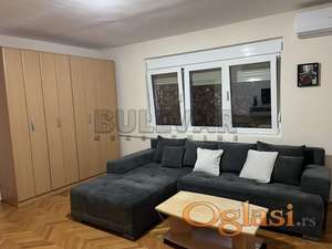 Izdaje se odličan stan na Bulevaru Nemanjića, 45m2