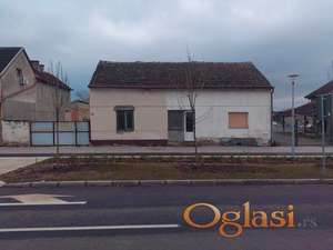 Tri dvorisna stana, vlasnik 1/1.. Upravo se gradi bulevar pogodno za investitore.. Svaki vid dogovora je moguć..