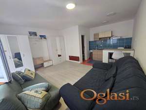 NOVI SAD, BULEVAR EVROPE, GARSONJERA NAMESTENA, ODMAH USELJIVA - 250 E
