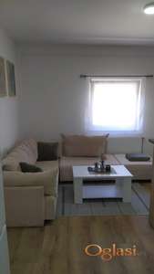 KLISA IZDAJE SE NAMEŠTENA GARSONJERA SA PARKING MESTOM