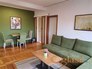 Lep, ugodan, sunčan dvosoban stan, apsolutni mir, bez buke u centru