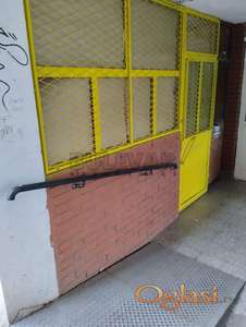 Izdaje se lokal-trafika na Bulevaru Nemanjića, 7m2