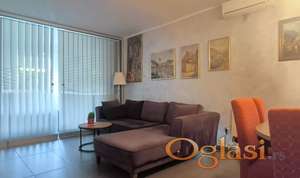 Prodajem dvosoban stan na prvoj liniji mora u Dobroti