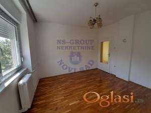 Na prodaju izuzetna porodična kuća u mirnom i zelenilom okruženom, u centru Sremske Kamenice,