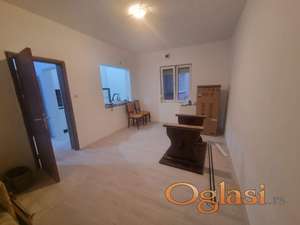 Odličan, uknjižen, odmah useljiv