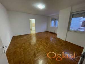 Dvosoban stan 50m Centar Vase Pelagića IZDAJE SE za poslovne delatnosti