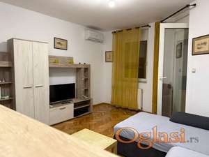 ~~~ ODLIČNA garsonjera, kod PAP PAVLA ulice ~~~
