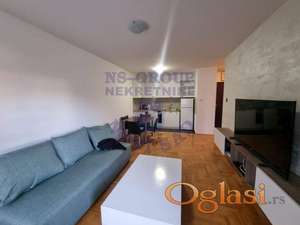 Izdaje se lepo opremljen dvosoban stan na sjajnoj lokaciji.