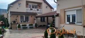 Prodajem dve kuce na jednom placu