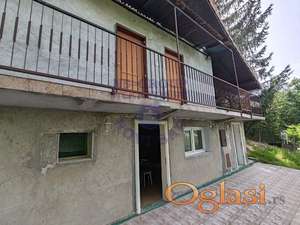 Čvrsto građena vikendica u Irigu.