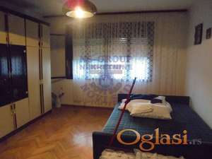 Klisa. Kuća građena od čvrstog materijala ima 74 m2, i dograđeni deo.