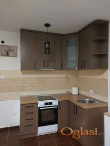 Garsonjera - novo opremljena -parking mesto -Nova Detelinara